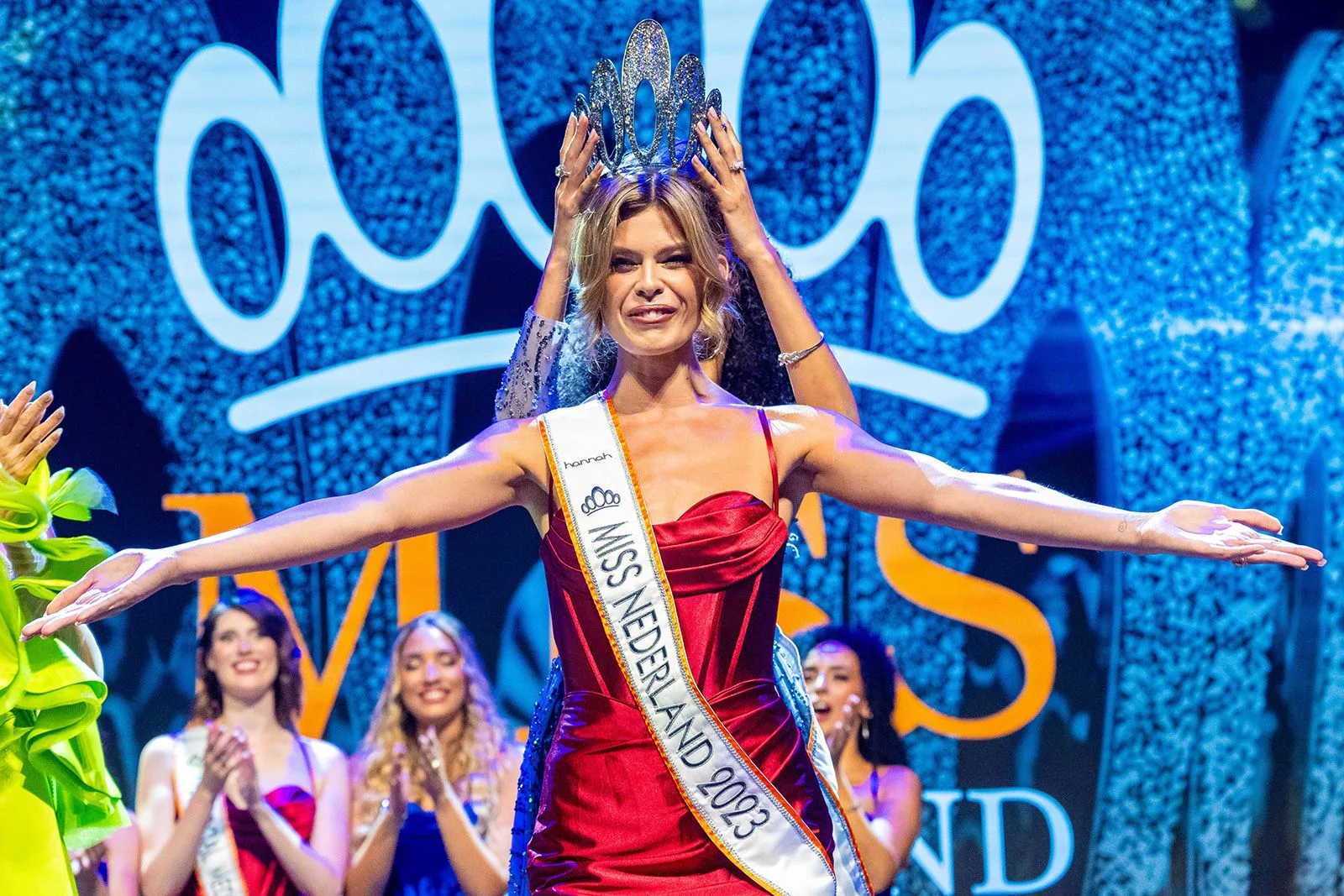 أول امرأة متحولة جنسيًا تفوز بمسابقة ملكة جمال هولندا