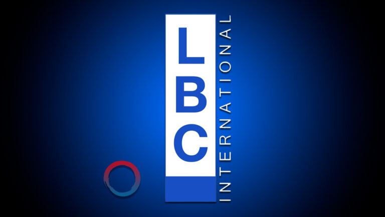 متصل يضع مذيعة الـlbci في موقف محرج