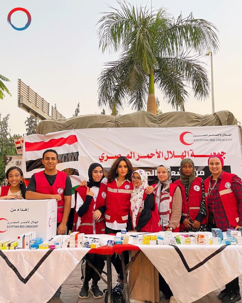 عز الدين" وشقيقه "زين الدين"، أثناء زيارتهم للهلال الأحمر المصري، للتطوع في جمع المساعدات لأهالي قطاع غزة.