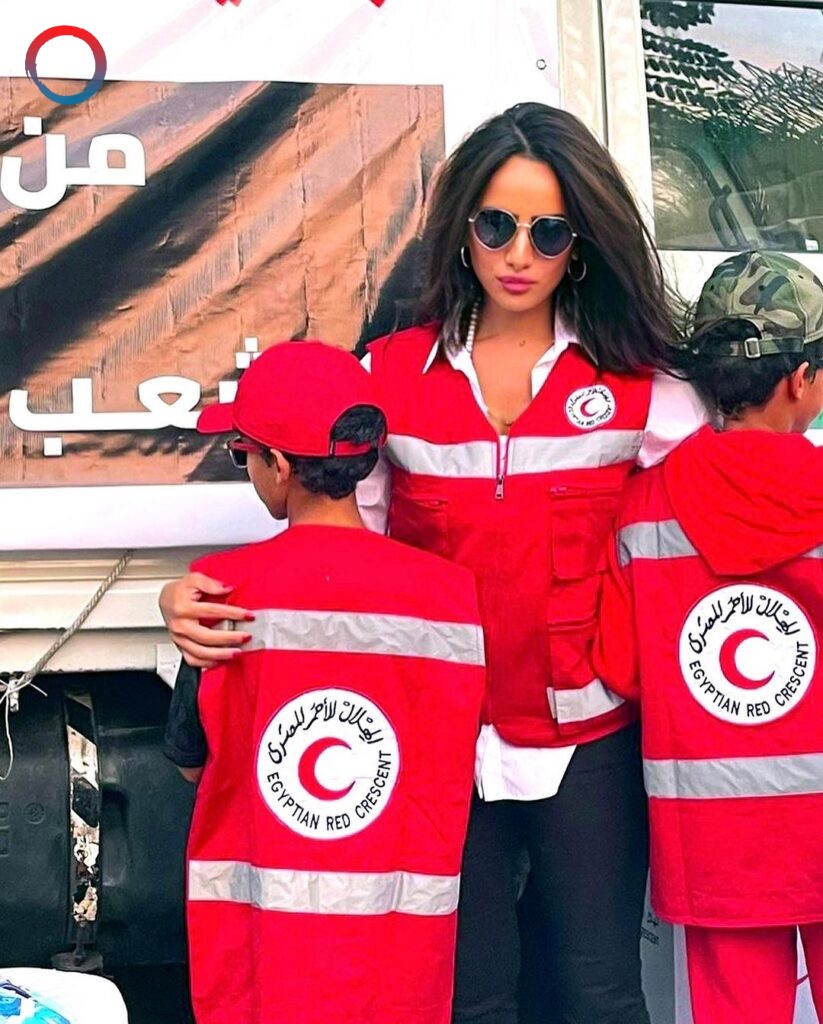 عز الدين" وشقيقه "زين الدين"، أثناء زيارتهم للهلال الأحمر المصري، للتطوع في جمع المساعدات لأهالي قطاع غزة.