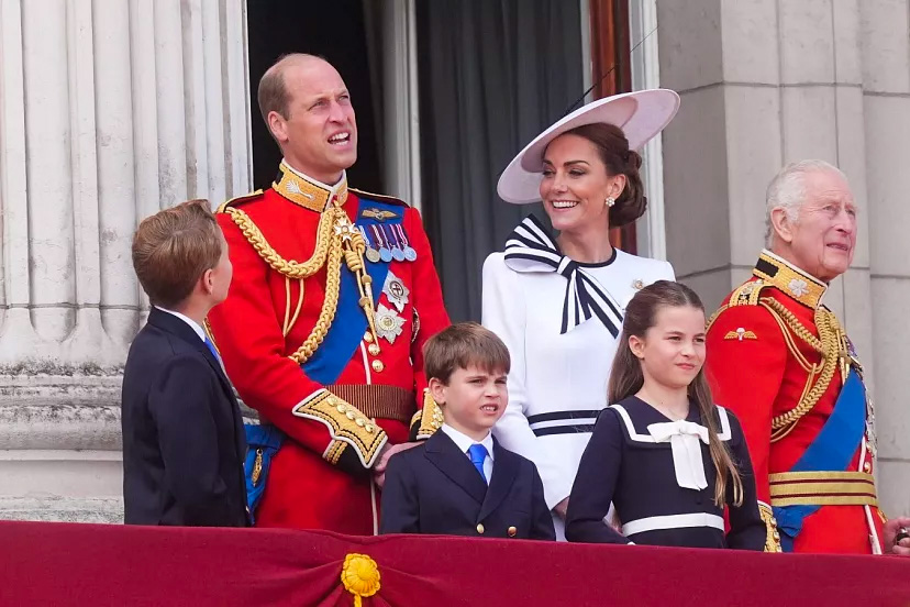 الأمير تشارلز الثالث إلى جانب أميرة ويلز كيت ميدلتون والأمير ويليام وأطفالهم الثلاثة أ ب